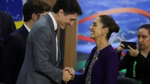 El primer ministro de Canadá, Justin Trudeau, y la presidenta de México, Claudia Sheinbaum, se dan la mano durante la cumbre del G20 en Río de Janeiro, Brasil. 