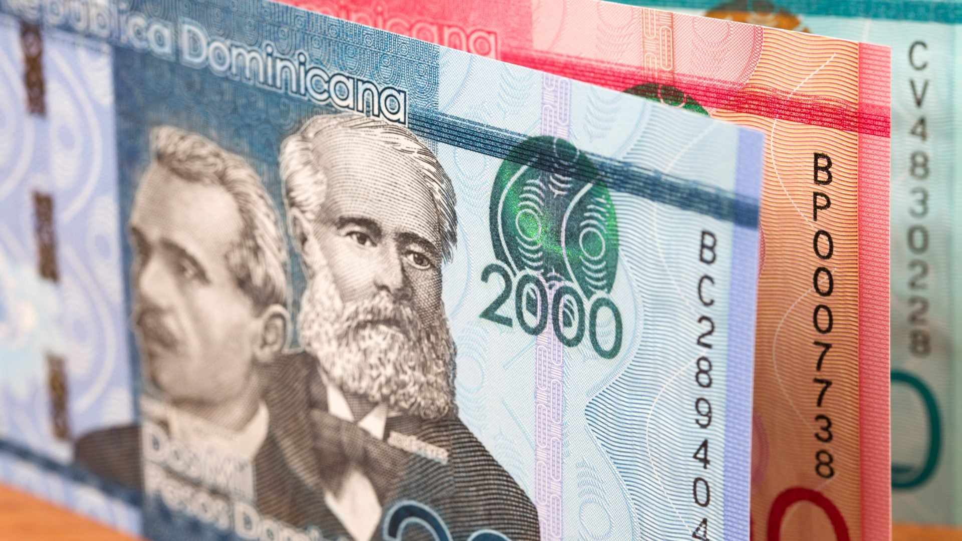 Estudio revela que el 44 % de los ciudadanos percibe avances en la economía nacional
